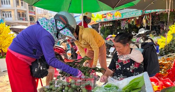 Bán 500 đĩa trầu cau/ngày, tiểu thương kiếm tiền triệu dịp Tết