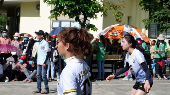 Sinh viên Lào vui Tết cổ truyền Bunpimay xa quê ảnh 1