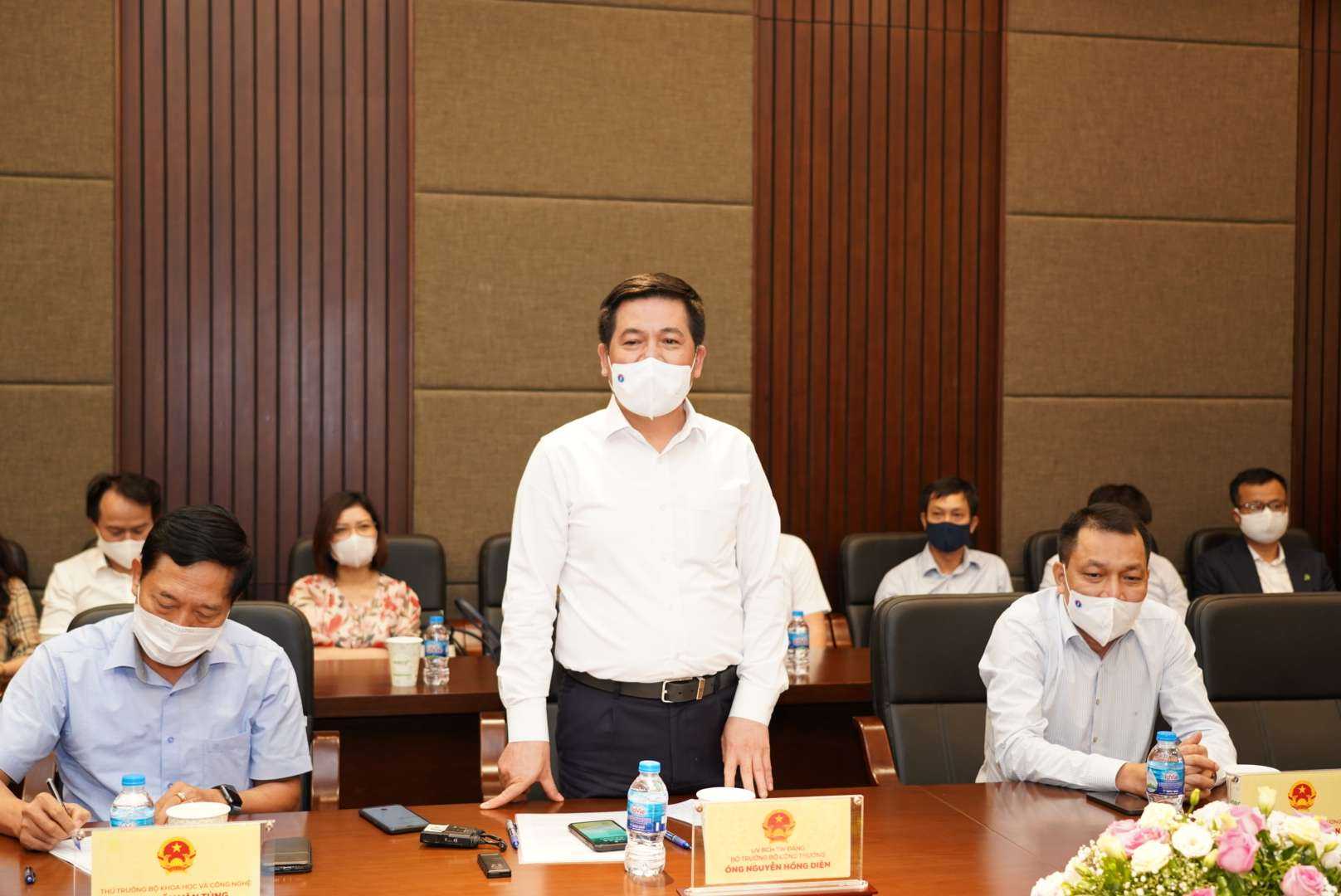 Ông Nguyễn Hồng Diên, Bộ Trưởng Bộ Công thương phát biểu tại buổi làm việc.