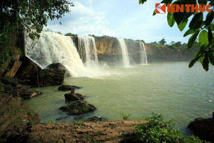 Đắk Lắk nổi tiếng là địa phương sở hữu nhiều thác nước bậc nhất Việt Nam. Nổi bật trong số đó là cụm thác Gia Long, Dray Nur, Dray Sap thuộc sông Serepôk. Cụm thác đã được quy hoạch thành khu du lịch sinh thái với các loại hình dịch vụ phong phú, là điểm đến lý tưởng ở Đắk Lắk dịp Tết.