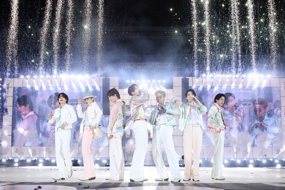  BTS nhiệt huyết trên sân khấu buổi hòa nhạc hoành tráng. (Ảnh: Allkpop)