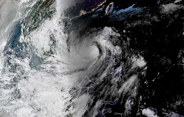 'Siêu bão' số 9 nhìn từ ảnh vệ tinh: Hoàn lưu rộng, bao trùm toàn bộ tâm bão 1