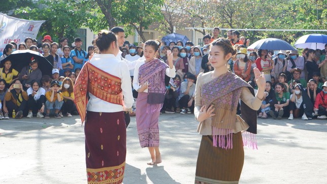 Sinh viên Lào vui Tết cổ truyền Bunpimay xa quê ảnh 11