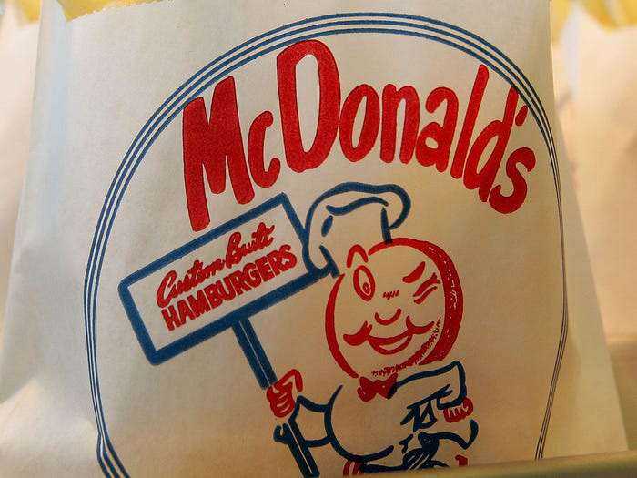 Logo của những thương hiệu ăn uống đình đám nhất thế giới thay đổi ra sao theo thời gian: “Chóng mặt” nhất vẫn là hãng đầu tiên - Ảnh 1.