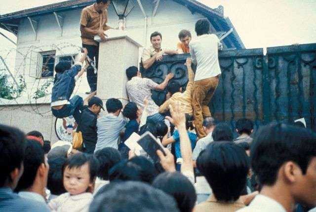 Những người dân miền Nam tuyệt vọng cố gắng trèo vào tòa Đại sứ quán Mỹ để chạy trốn khỏi Sài Gòn. Ngày hôm sau, ngày 30 tháng 4 năm 1975, Sài Gòn rơi vào tay cộng sản và Chiến tranh Việt Nam chính thức kết thúc