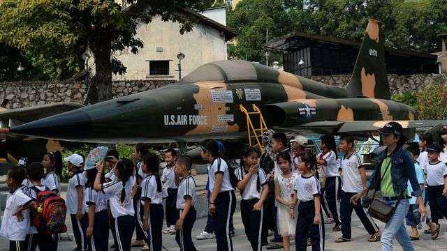Học sinh tiểu học tham quan Bảo tàng Di tích Chiến tranh ở thành phố Hồ Chí Minh