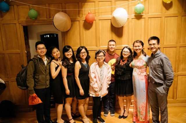 TS Phuong Nguyen (thứ 4, trái) cùng nhóm hợp ca Quintessence sau đêm văn hóa Cafe Sài Gòn do Hội Sinh viên Người Việt Đại học Cornell tổ chức
