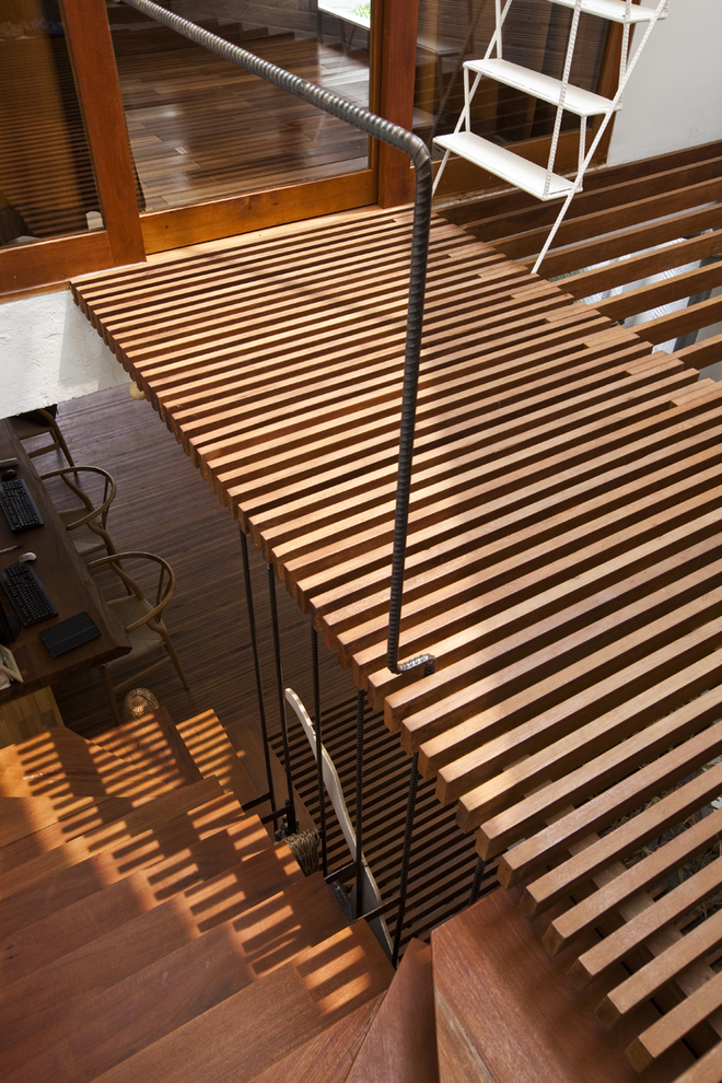 Sàn lam gỗ, lan can thép được sử dụng nhằm giảm bớt sực nặng của bê tông và gạch, giúp không gian không bị bí bách. 