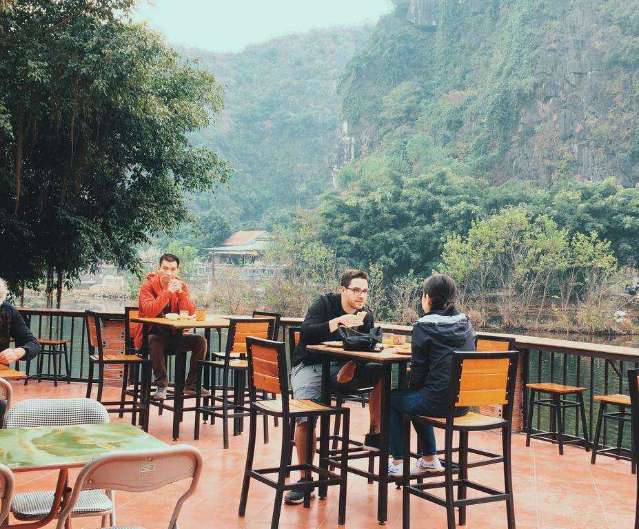 Ăn sáng và cafe bên sông Ngô Đồng thơ mộng