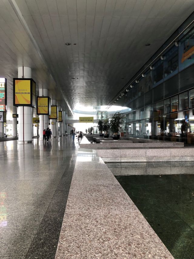Sảnh đón khách tại sân bay Nội Bài vắng bóng hành khách qua lại
