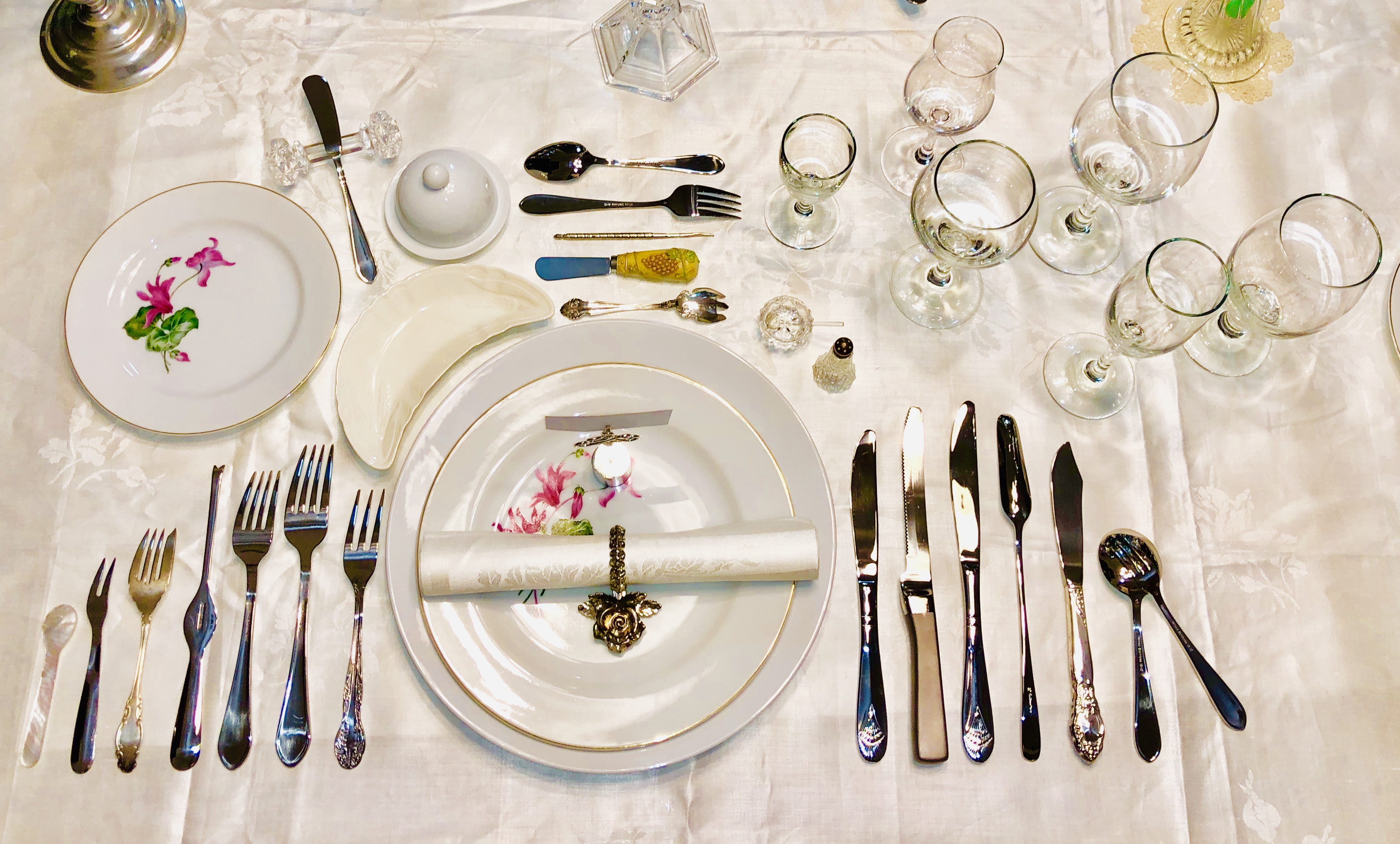 File:13 course table setting French style overhead view.jpg - Wikimedia  Commons
