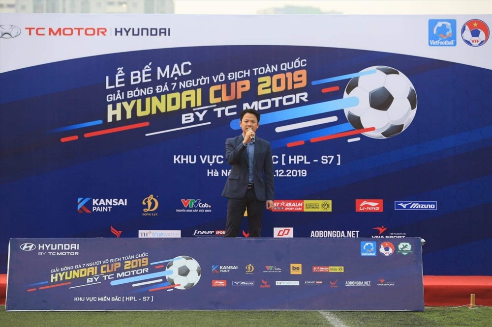 Đại diện nhà tài trợ Hyundai by TC Motor phát biểu trong lễ bế mạc. Ảnh: HPL
