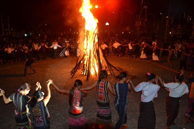 Tour văn hóa cồng chiêng thường diễn ra vào buổi tối bên đống lửa bập bùng ấm áp
