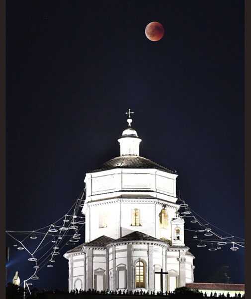 Hình ảnh trăng máu đẹp trên đỉnh nhà thờ