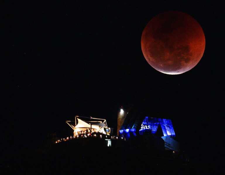 Hình ảnh trăng máu đẹp trên nền trời đen