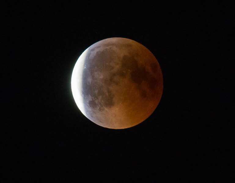 Hình ảnh trăng máu trên nền đen