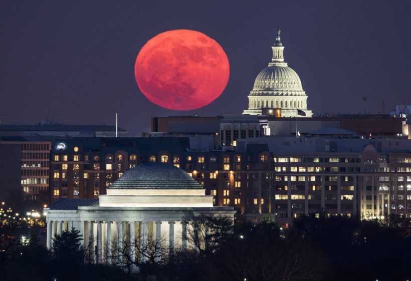 Image: Only Supermoon of 2017 Rises Behind US Capitol in Washington, DC