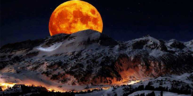 Hình ảnh siêu trăng máu đẹp trên đỉnh núi tuyết