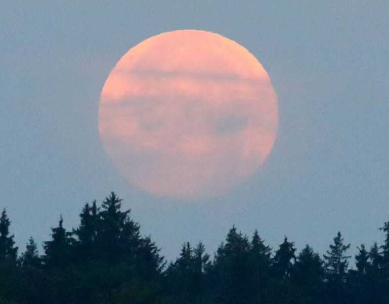 Hình ảnh trăng máu đẹp được chụp từ Đức