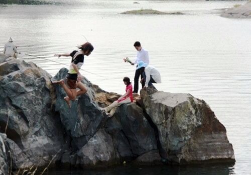 Vui chơi tại hồ đá