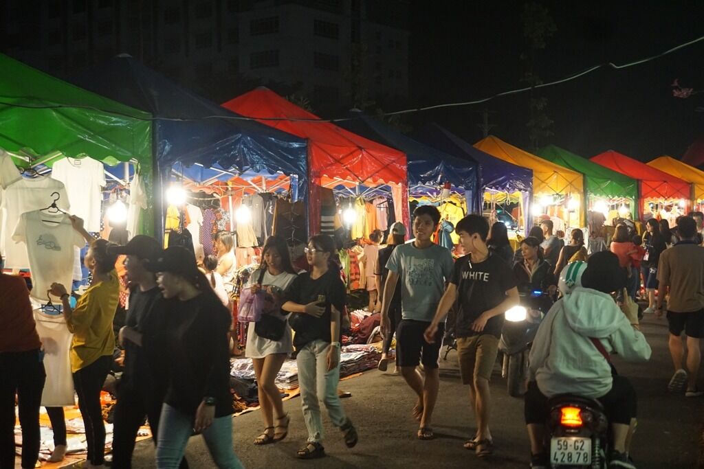 Dòng người tại chợ đêm sinh viên