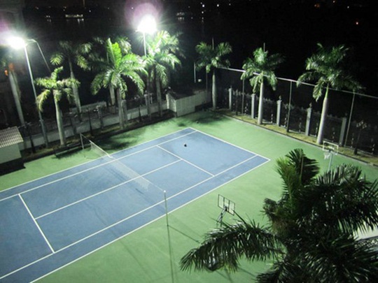 
Sân tennis cũng rộng và thoáng.
