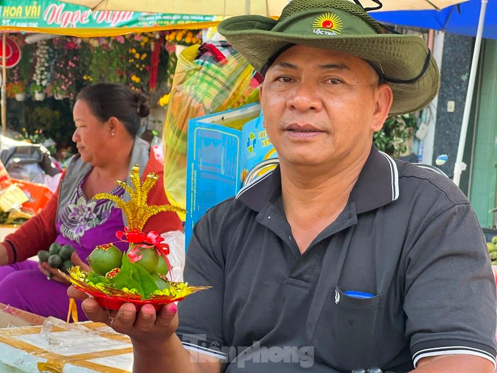 Ông Lê Đức Tân bán mỗi ngày hơn 500 đĩa trầu cau được trang trí bắt mắt trong những ngày gần Tết