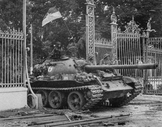 Ảnh chụp ngày 30 tháng 4 năm 1975 tại Sài Gòn khi chiếc xe tăng của Quân đội Bắc Việt húc đổ cổng dinh tổng thống miền Nam Việt Nam, thành trì cuối cùng của chính quyền miền Nam Việt Nam.