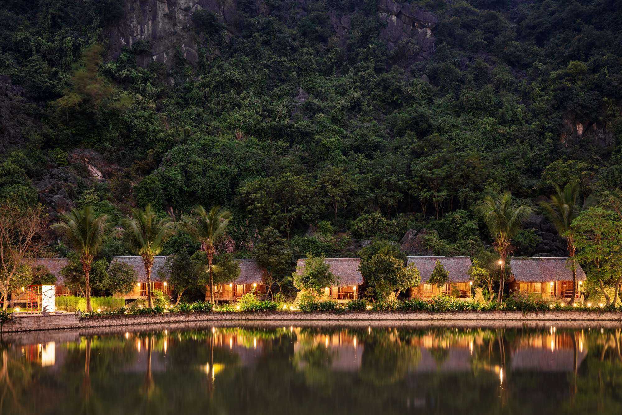 Các bungalow nằm cạnh hồ nước lớn, bao quanh là núi non Thung Chuối. Ảnh: Ans Eco Garden
