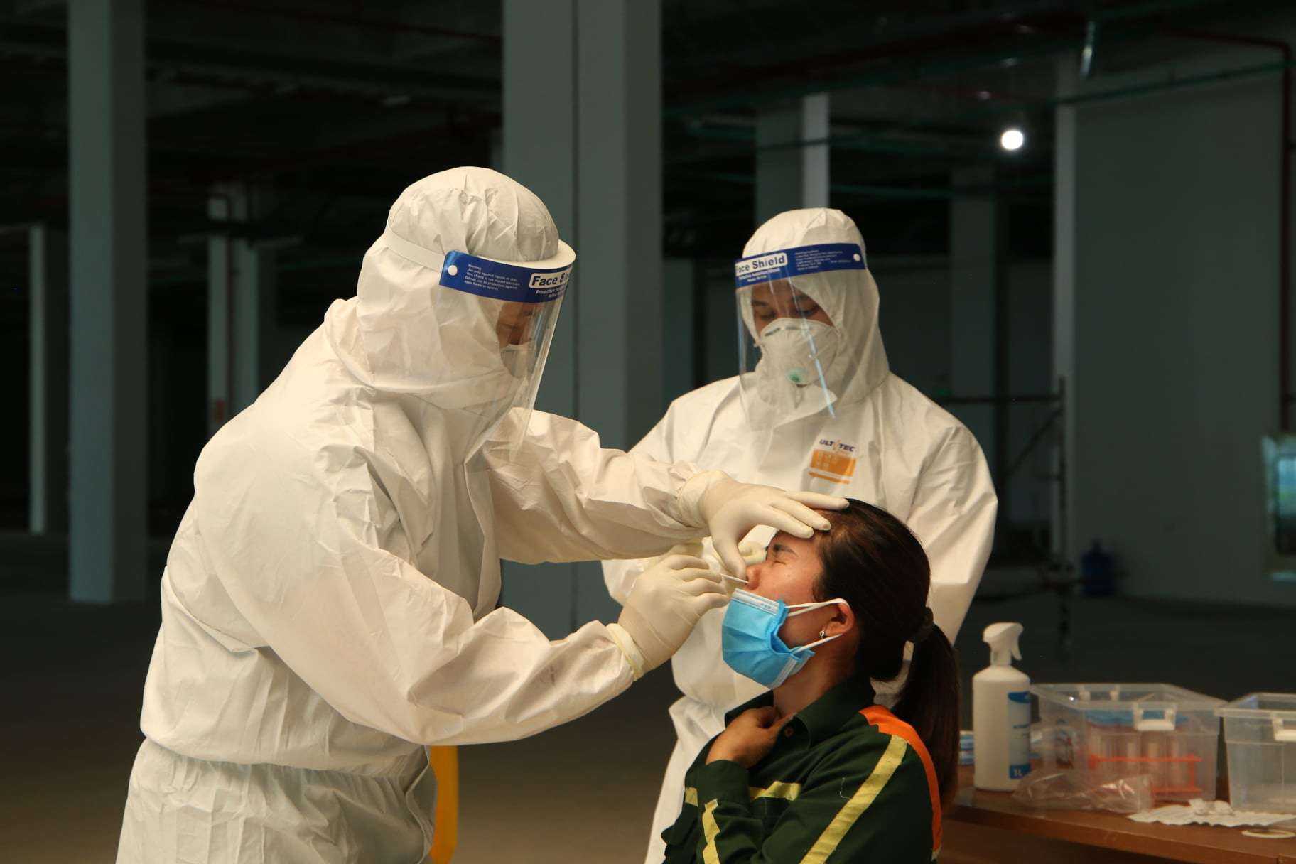 4 nhân viên y tế ở Bắc Giang bị lây nhiễm COVID-19 khi đang phòng chống dịch - Ảnh 1.