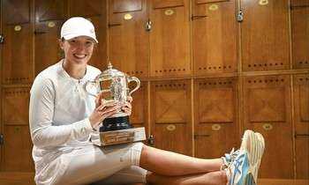 Iga Swiatek trở thành tay vợt người Ba Lan đầu tiên giành danh hiệu Grand Slam 