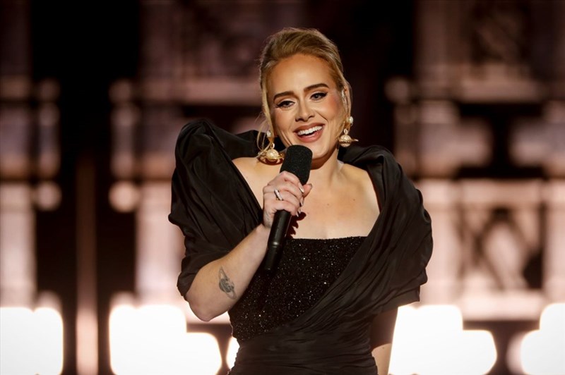 Adele giữ vững ngôi vị đầu bảng xếp hạng Billboard Anh quốc