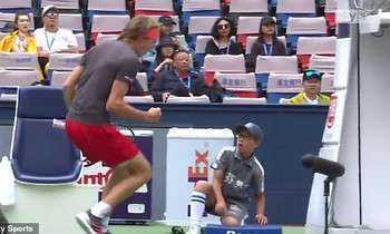 Ăn mừng quá đà, tay vợt Zverev làm cậu bé nhặt bóng phát hoảng 