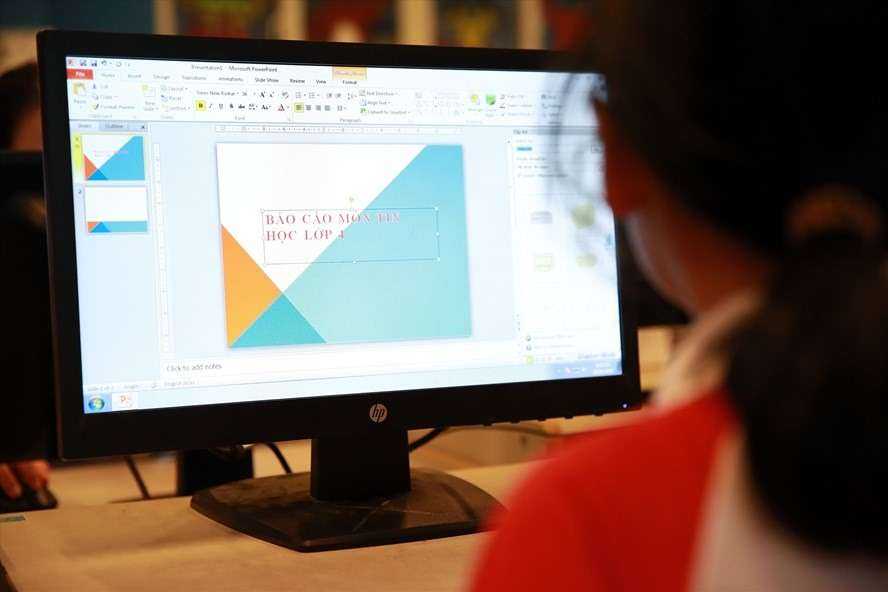 Học sinh xem tài liệu học trực tuyến tại nhà. Ảnh: Hải Nguyễn