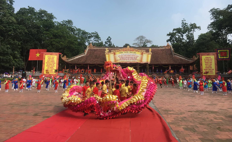 Du lịch văn hóa miền Trung luôn có sức hấp dẫn với du khách với những món ăn ngon, ẩm thực phong phú, bãi biển xinh đẹp và những hòn đảo thơ mộng mà ít nơi nào có được. Nhưng bên cạnh đó khi tới vùng đất này bạn còn có thể khám phá những địa danh, di tích lịch sử đã tồn tại từ hàng ngàn năm nay.