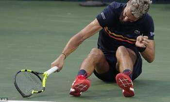 Tay vợt người Pháp gây phẫn nộ khi đập nát vợt trên sân