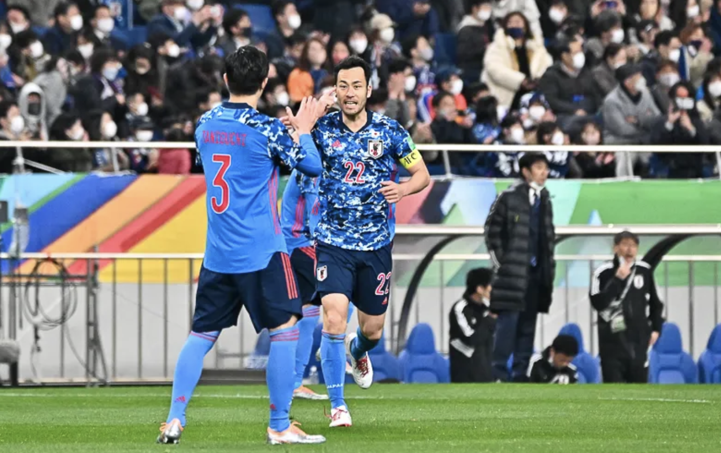 Yoshida (phải) chia vui cùng đồng đội sau khi gỡ hoà 1-1.