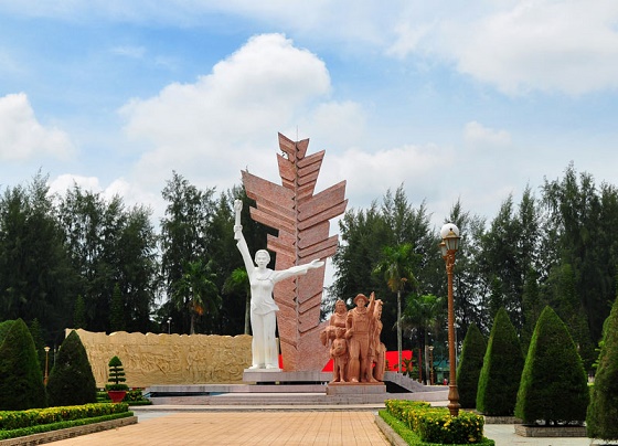 Tượng đài Đồng Khởi - Bến Tre