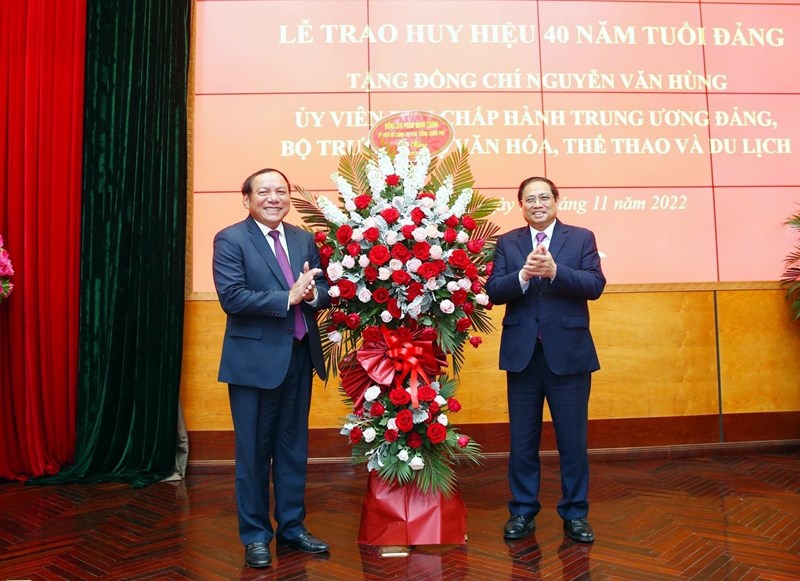 Trao huy hiệu 40 năm tuổi Đảng tặng Bộ trưởng Bộ VHTTDL Nguyễn Văn Hùng