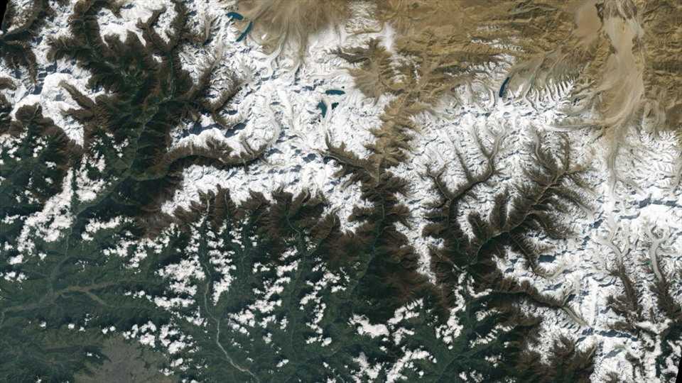 Thành phố Kathmandu, Nepal nằm ở góc trái bên dưới bức ảnh Landsat9 chụp dãy núi Himalaya giữa Trung Quốc và Nepal. Ảnh: NASA/USGS