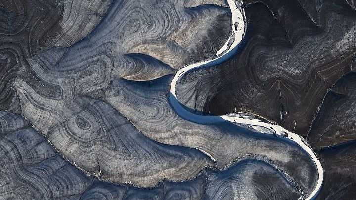 Vệ tinh Landsat 8 chụp những gợn sóng kỳ lạ trên những ngọn đồi xung quanh sông Markha ở miền bắc nước Nga vào ngày 29.10.2020. Ảnh: NASA