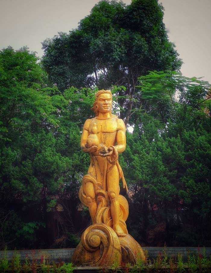 Tượng thần nước tại công viên Đồng Xanh 