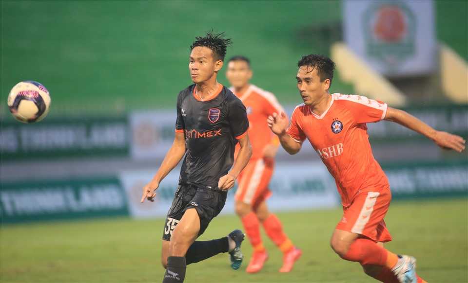 Bùi Vĩ Hào (áo đen) được lên U23 Việt Nam thay cho chính người đàn anh Nguyễn Trần Việt Cường. Ảnh: Anh Viên