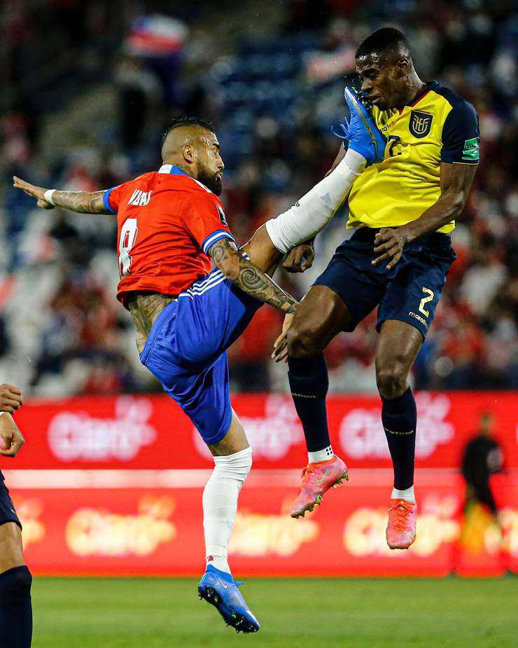 Video bóng đá Chile - Ecuador: Vidal gây họa, đòn "kết liễu" phút bù giờ (Vòng loại World Cup) - 4