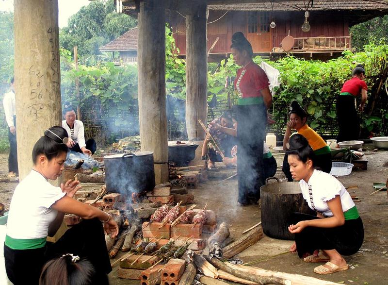 Ẩm thực dân tộc Thái - Du lịch Làng Văn Hóa