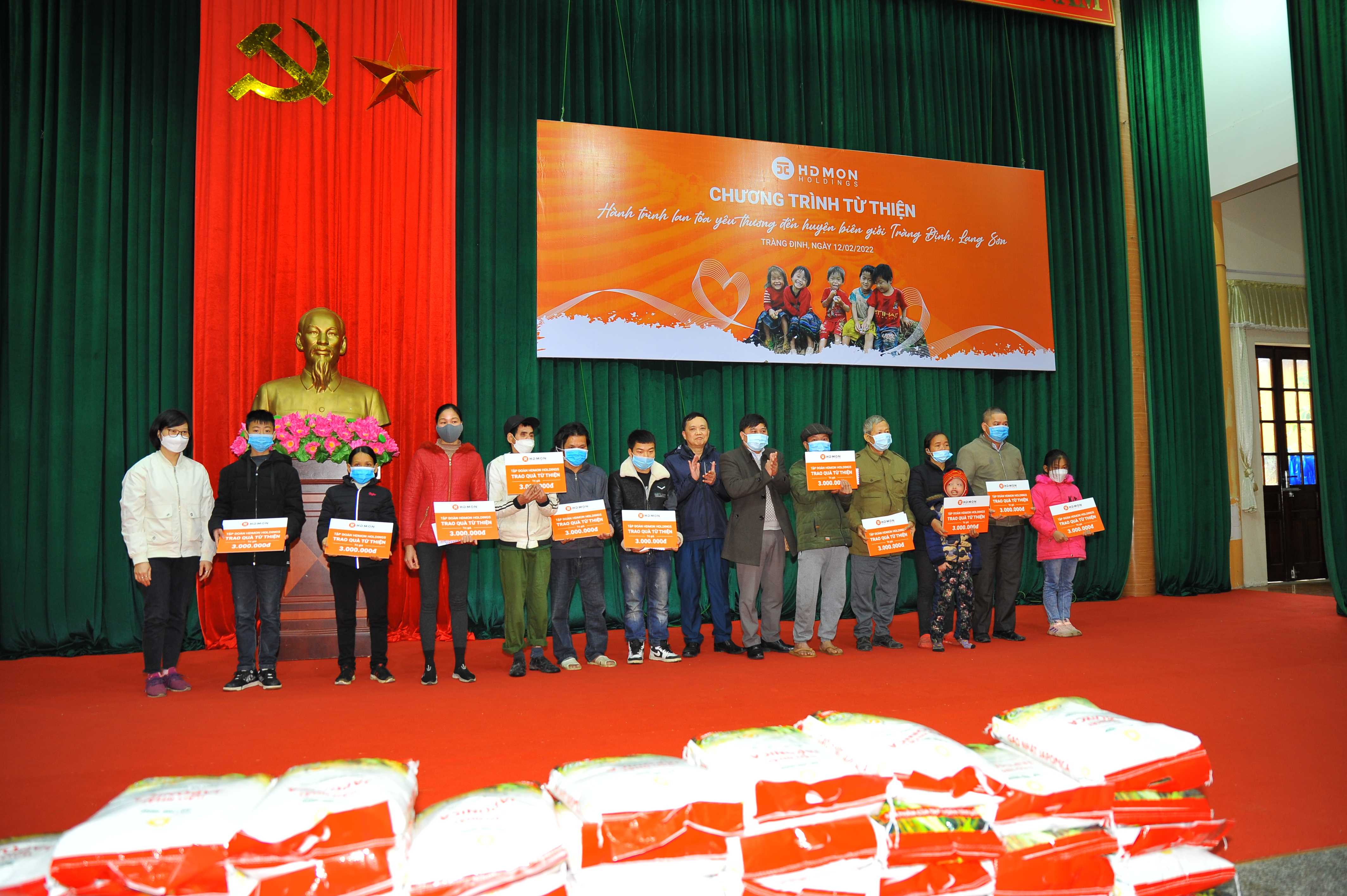 Tập đoàn HDMon Holdings trao quà cho những hoàn cảnh khó khăn trên địa bàn huyện biên giới Tràng Định, Lạng Sơn.