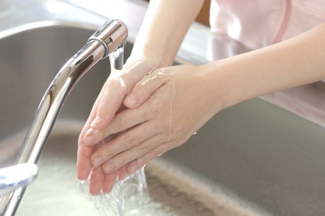 Cần rửa sạch với nước nếu axit clohidric bắn lên da