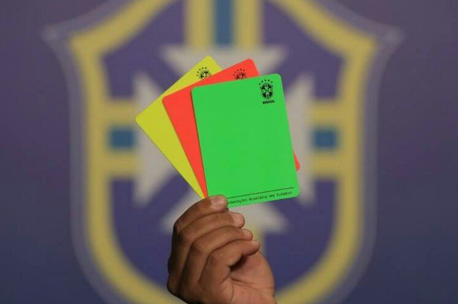 Giải mã bóng đá: Ai cũng biết về thẻ vàng thẻ đỏ, nhưng thẻ xanh có ý nghĩa gì? - Ảnh 2.