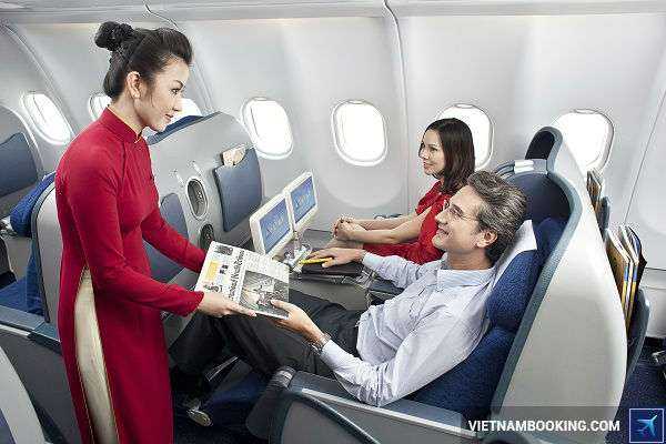Tiếp viên Vietnam Airlines niềm nở với hành khách