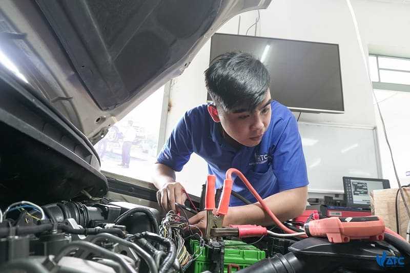 Khóa học sửa chữa điện ô tô toàn diện – chìa khóa cho các KTV